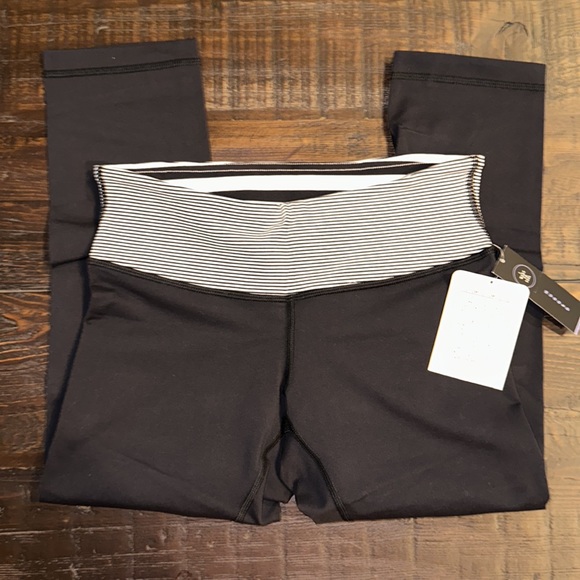 Lululemon Wonder Under Crop III - Picture 3 of 4